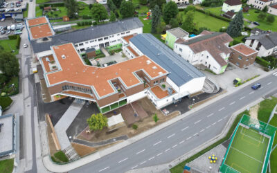 MeinBezirk berichtet „Nach 58 Wochen: Sanierung des Schulgebäudes in St. Oswald fertig“