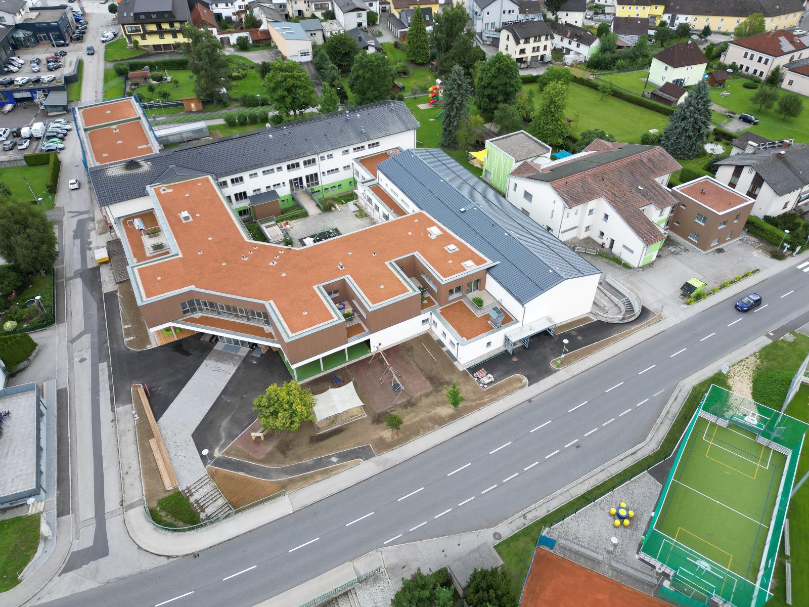 Flugaufnahme neue Volksschule St. Oswald